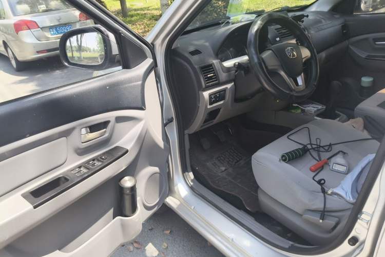 Used BAIC Weiwang M20 2014 1.5L practical type BJ415A Driver Seat