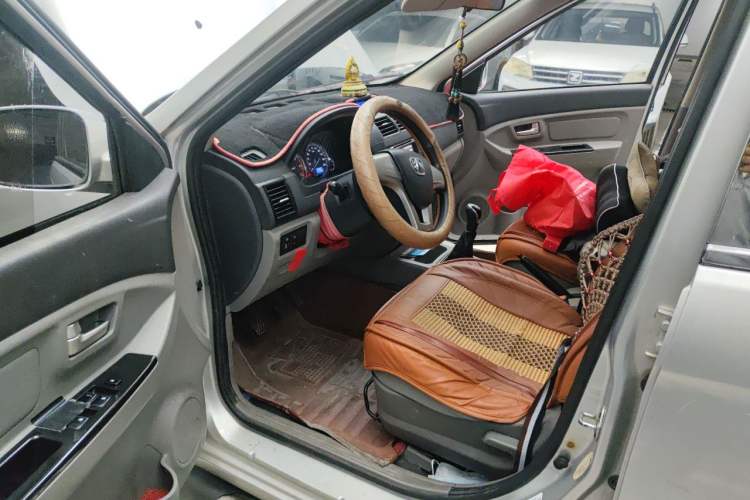 Used BAIC Weiwang M20 2014 1.5L Basic Version DAM15DL Driver Seat