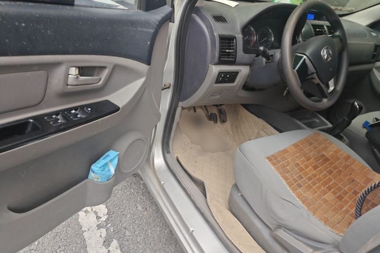 Used BAIC Weiwang M20 2014 1.5L practical type BJ415A Driver Seat