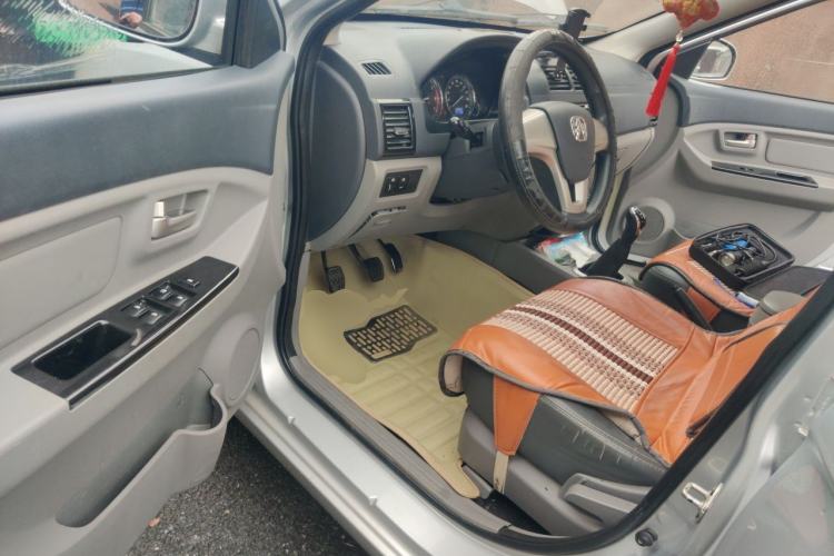 Used BAIC Weiwang M20 2014 1.5L practical type BJ415A Driver Seat
