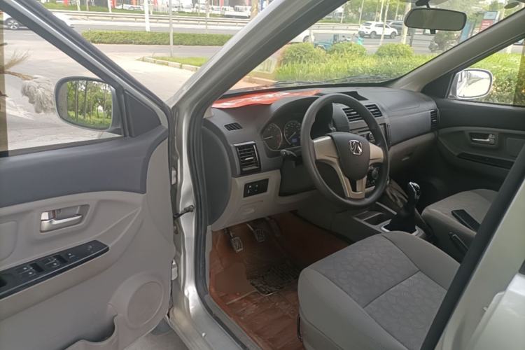 Used BAIC Weiwang M20 2014 1.5L Basic Version DAM15DL Driver Seat