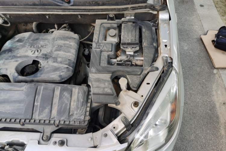 Used BAIC Weiwang M20 2014 1.5L practical type BJ415A Engine Bay Left