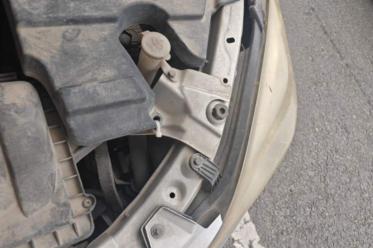 Used BAIC Weiwang M20 2014 1.5L practical type BJ415A Engine Bay Left