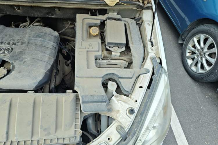Used BAIC Weiwang M20 2014 1.5L practical type BJ415A Engine Bay Left