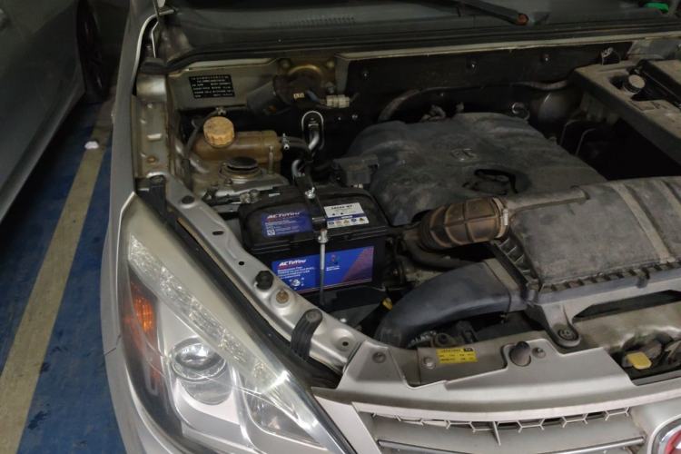 Used BAIC Weiwang M20 2014 1.5L practical type BJ415A Engine Bay Right