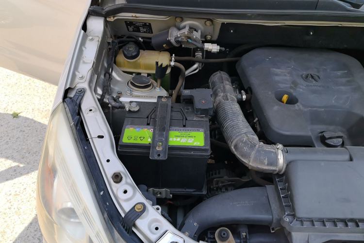 Used BAIC Weiwang M20 2014 1.5L Ultra-Luxury DAM15DL Engine Bay Right