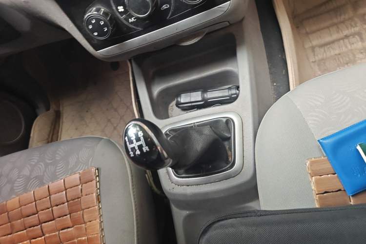 Used BAIC Weiwang M20 2014 1.5L practical type BJ415A Gear Lever