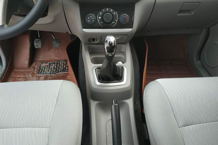 Used BAIC Weiwang M20 2014 1.5L Comfort Version BJ415B Gear Lever