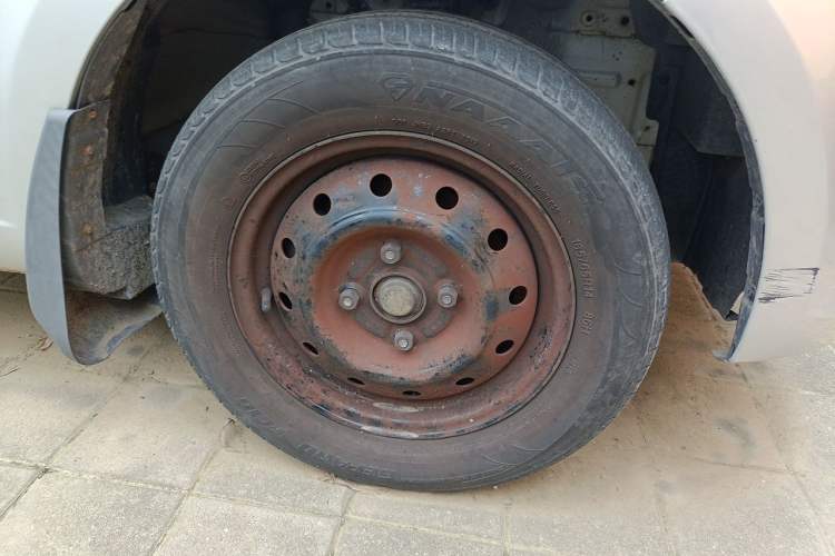 Used BAIC Weiwang M20 2014 1.5L Basic Version BJ415B Right Front Wheel Hub