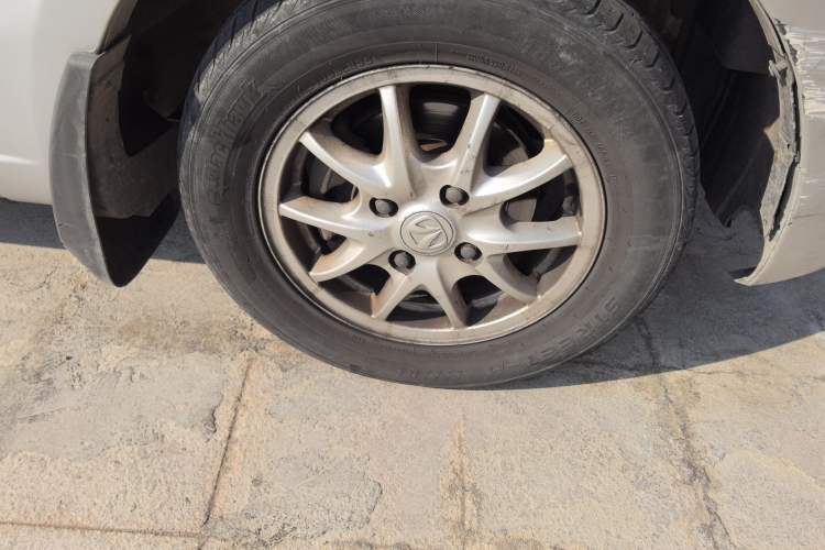 Used BAIC Weiwang M20 2014 1.5L Comfort Version BJ415B Right Front Wheel Hub