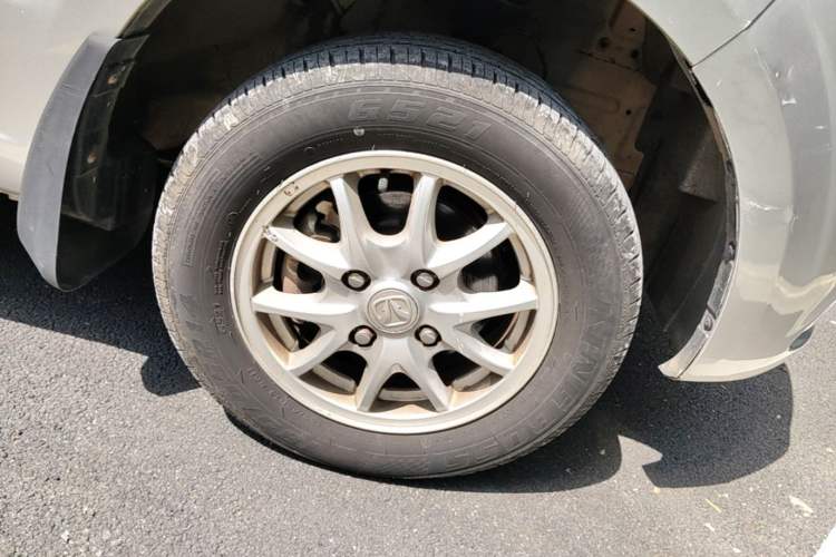 Used BAIC Weiwang M20 2014 1.5L Luxury DAM15DL Right Front Wheel Hub