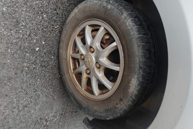 Used BAIC Weiwang M20 2014 1.5L Comfort Version BJ415B Right Front Wheel Hub