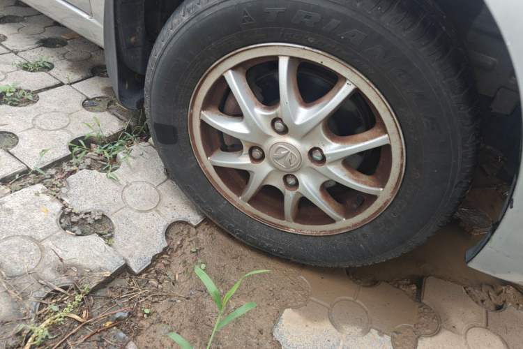 Used BAIC Weiwang M20 2014 1.5L Comfort Version BJ415B Right Front Wheel Hub