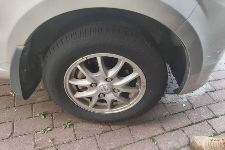 Used BAIC Weiwang M20 2014 1.5L Comfort version DAM15DL Right Front Wheel Hub