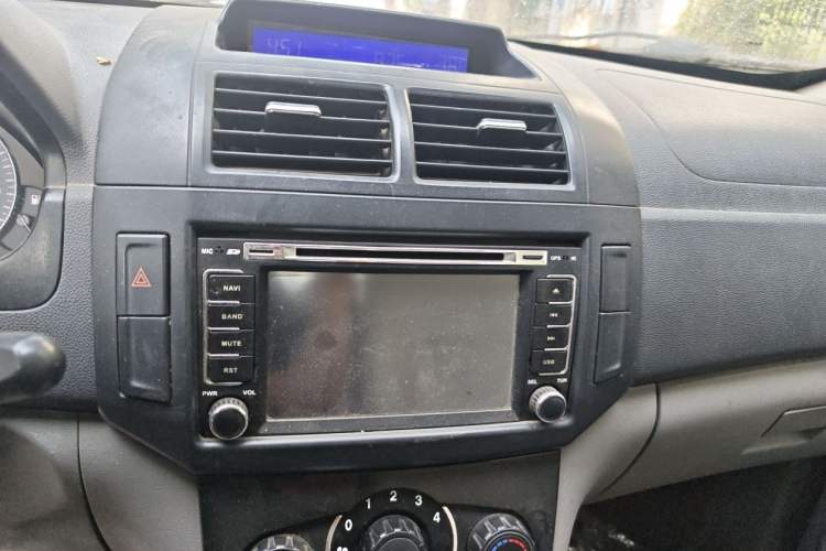Used BAIC Weiwang M20 2014 1.5L practical type BJ415A Audio And AC Panel