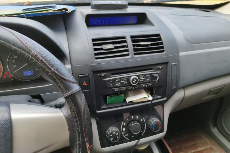 Used BAIC Weiwang M20 2014 1.5L Basic Version BJ415B Audio And AC Panel