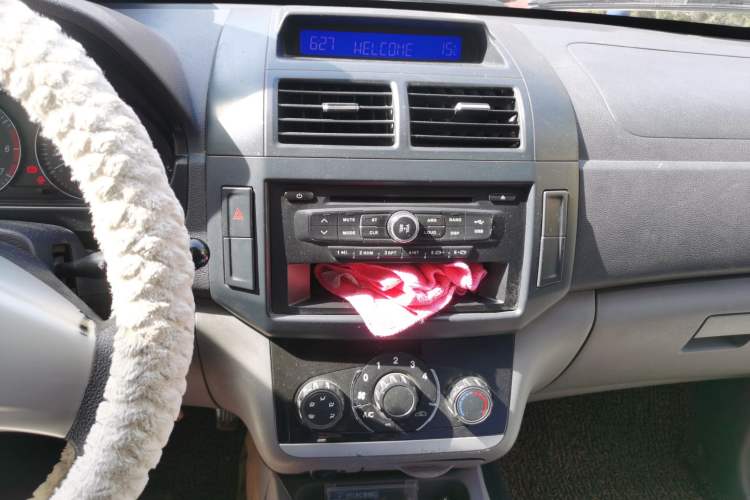 Used BAIC Weiwang M20 2014 1.5L practical type BJ415A Audio And AC Panel
