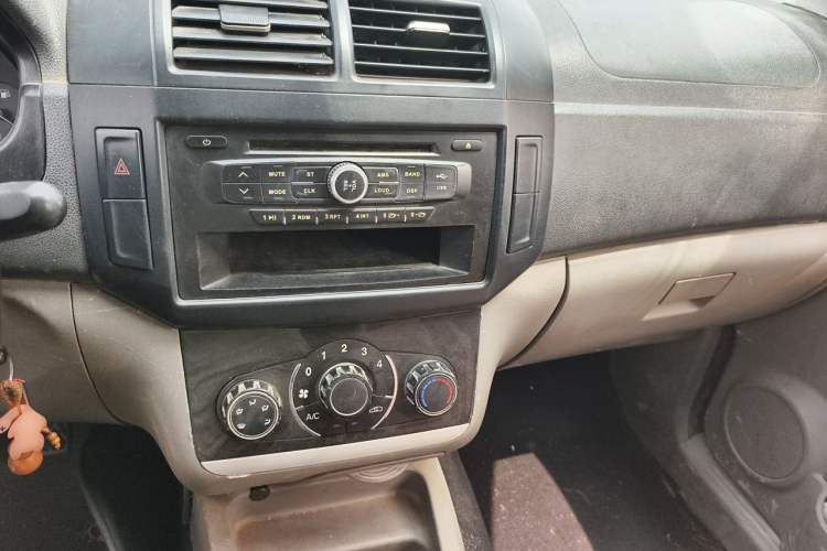 Used BAIC Weiwang M20 2014 1.5L practical type BJ415A Audio And AC Panel