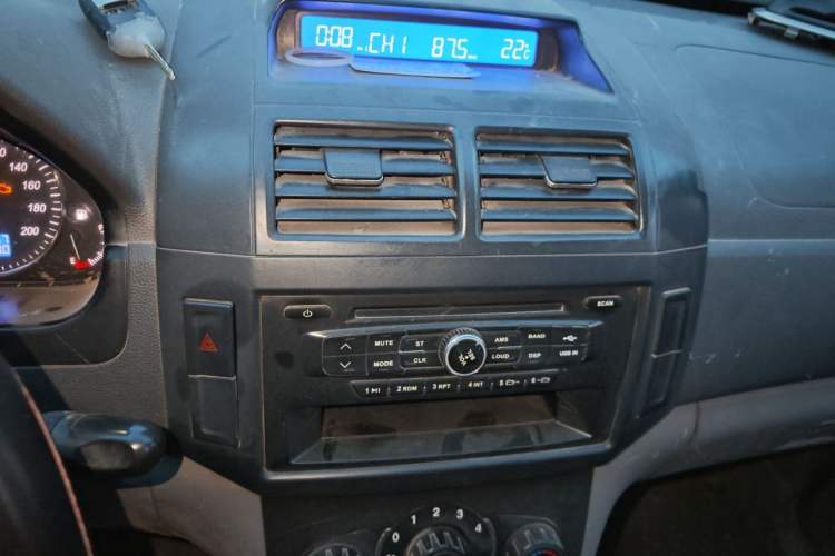 Used BAIC Weiwang M20 2014 1.5L practical type BJ415A Audio And AC Panel