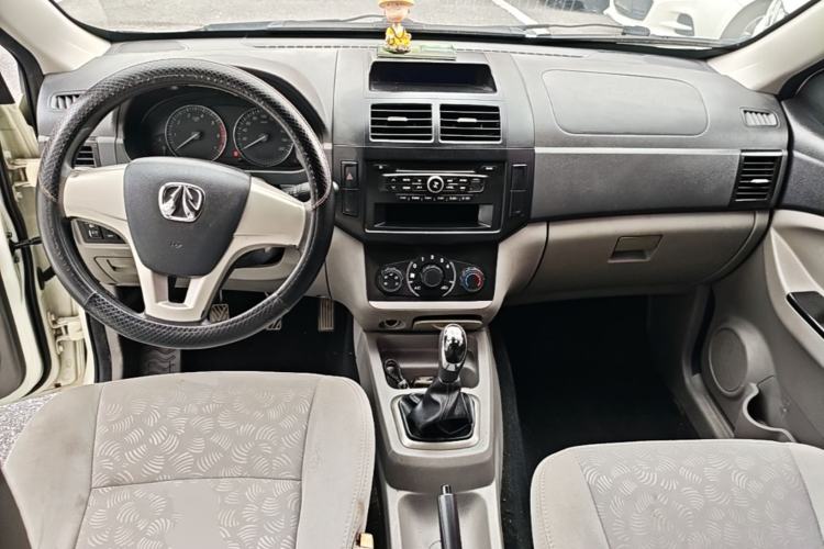 Used BAIC Weiwang M20 2014 1.5L Basic Version DAM15DL Center Console