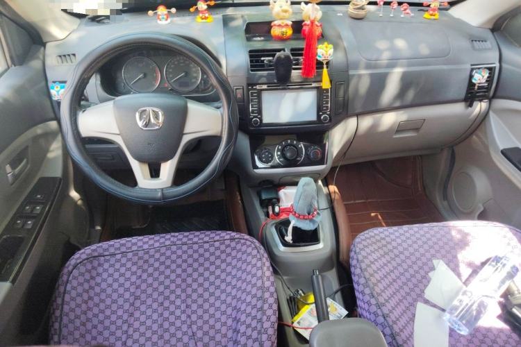 Used BAIC Weiwang M20 2014 1.5L Basic Version DAM15DL Center Console