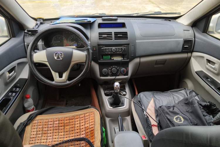 Used BAIC Weiwang M20 2014 1.5L Basic Version BJ415B Center Console