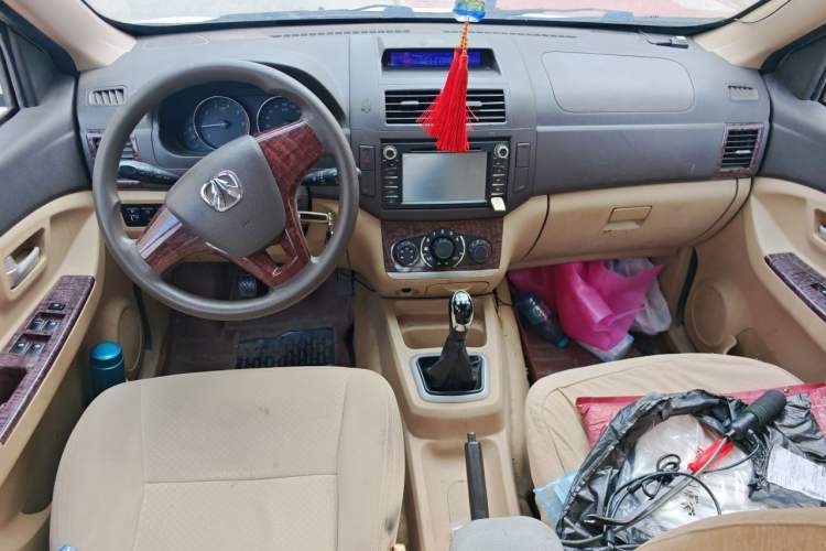 Used BAIC Weiwang M20 2014 1.5L Basic Version DAM15DL Center Console