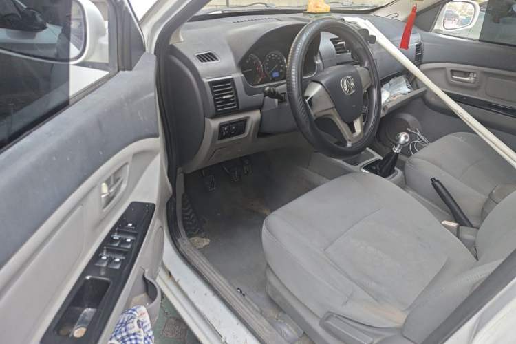 Used BAIC Weiwang M20 2014 1.5L practical type BJ415A Driver Seat