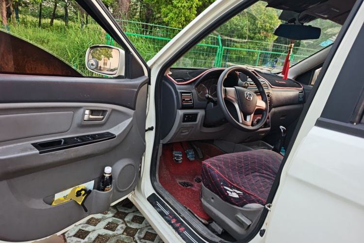 Used BAIC Weiwang M20 2014 1.5L Basic Version DAM15DL Driver Seat