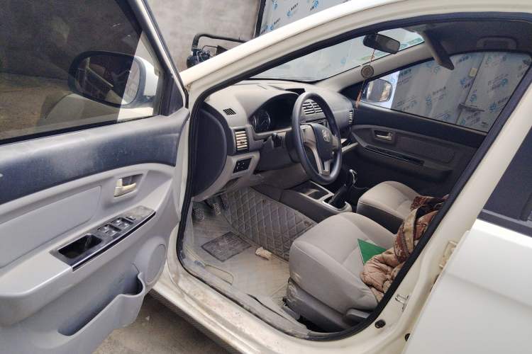 Used BAIC Weiwang M20 2014 1.5L practical type BJ415A Driver Seat
