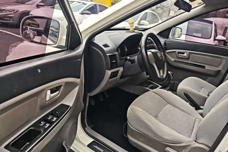 Used BAIC Weiwang M20 2014 1.5L Basic Version DAM15DL Driver Seat