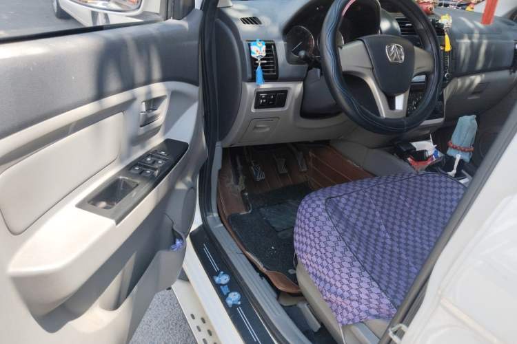 Used BAIC Weiwang M20 2014 1.5L Basic Version DAM15DL Driver Seat