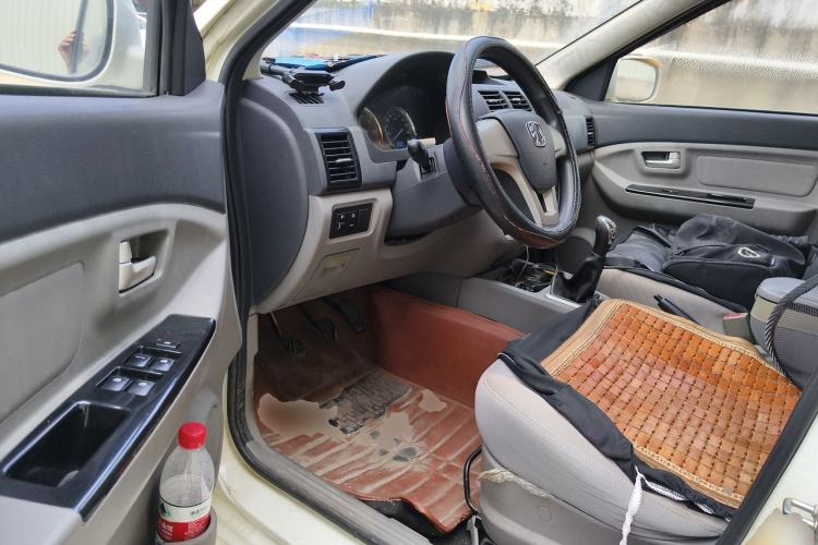 Used BAIC Weiwang M20 2014 1.5L Basic Version BJ415B Driver Seat