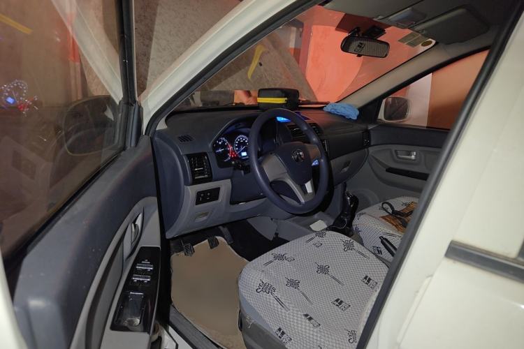 Used BAIC Weiwang M20 2014 1.5L Basic Version DAM15DL Driver Seat