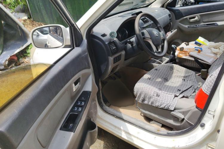 Used BAIC Weiwang M20 2014 1.5L Basic Version DAM15DL Driver Seat