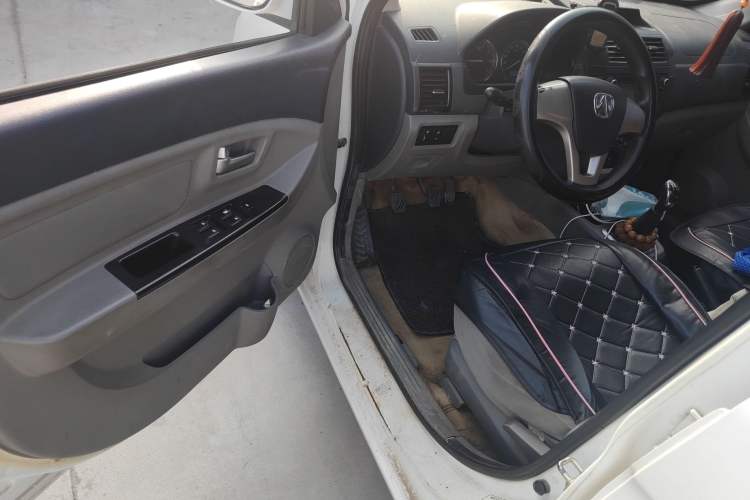 Used BAIC Weiwang M20 2014 1.5L practical type BJ415A Driver Seat