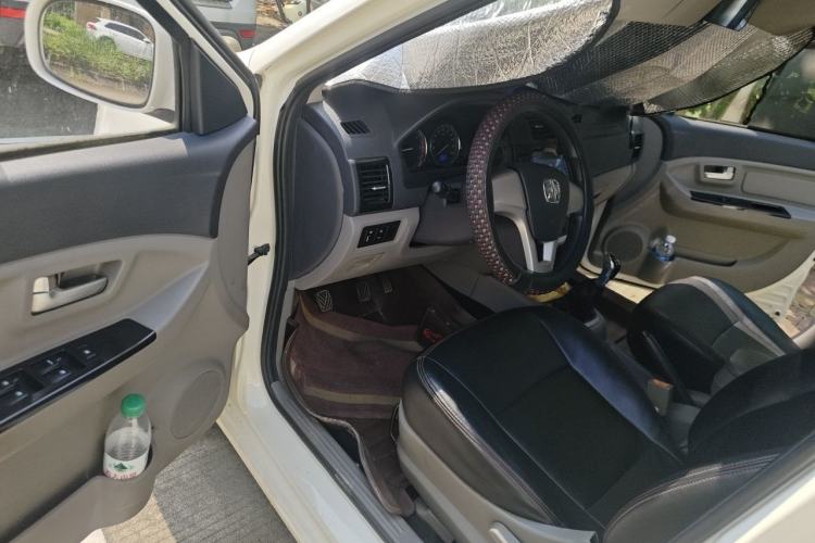 Used BAIC Weiwang M20 2014 1.5L Basic Version DAM15DL Driver Seat