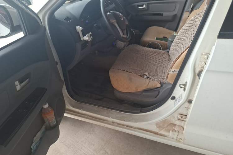 Used BAIC Weiwang M20 2014 1.5L practical type BJ415A Driver Seat