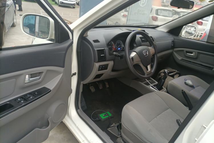 Used BAIC Weiwang M20 2014 1.5L Basic Version DAM15DL Driver Seat