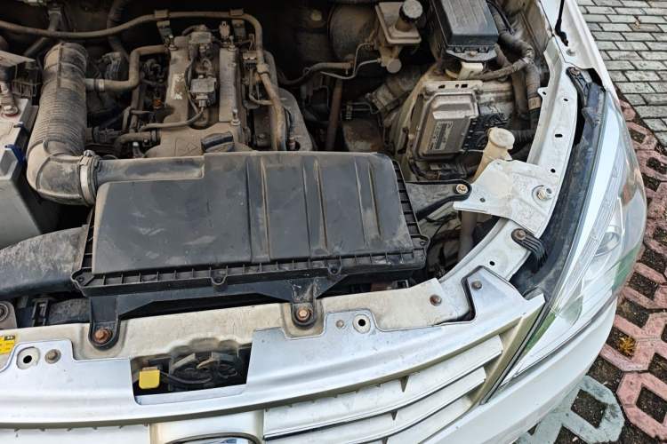 Used BAIC Weiwang M20 2014 1.5L Basic Version DAM15DL Engine Bay Left