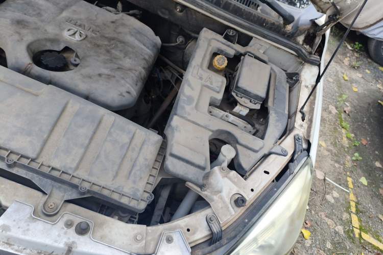 Used BAIC Weiwang M20 2014 1.5L practical type BJ415A Engine Bay Left