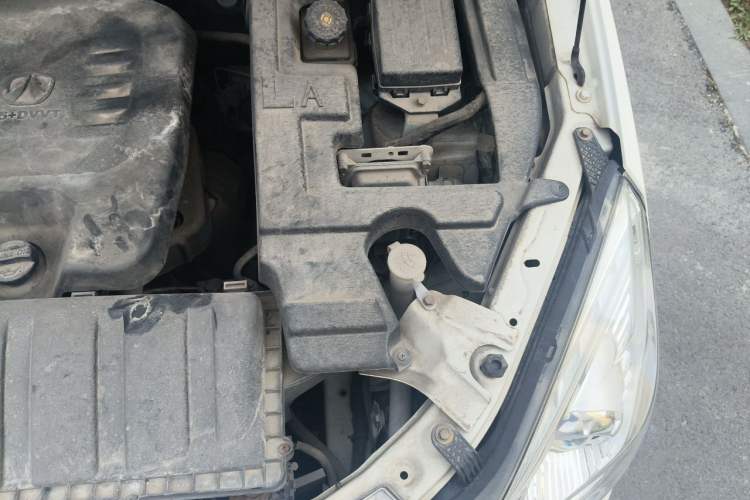 Used BAIC Weiwang M20 2014 1.5L Basic Version DAM15DL Engine Bay Left