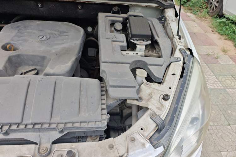 Used BAIC Weiwang M20 2014 1.5L Comfort version DAM15DL Engine Bay Left