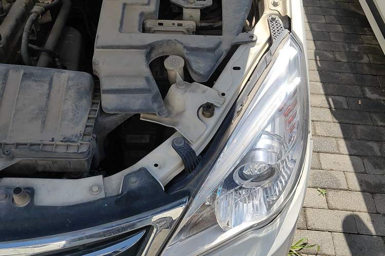 Used BAIC Weiwang M20 2014 1.5L Comfort version DAM15DL Engine Bay Left