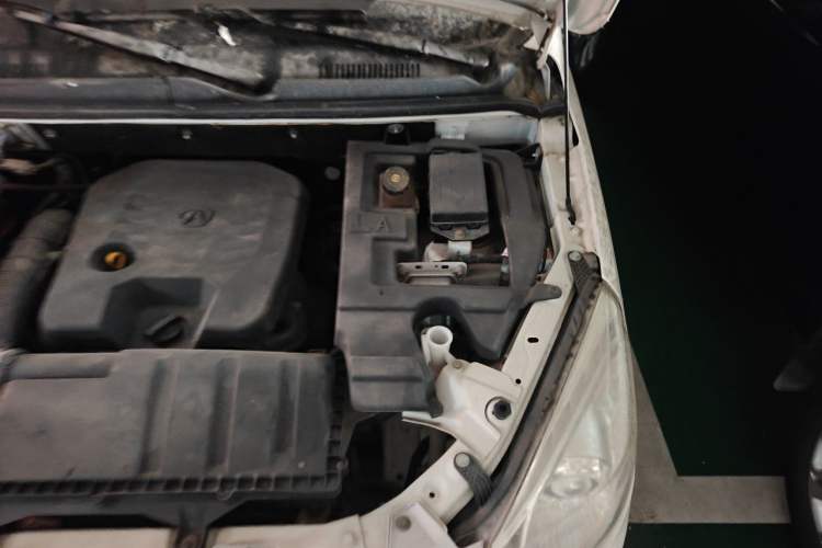 Used BAIC Weiwang M20 2014 1.5L Basic Version DAM15DL Engine Bay Left