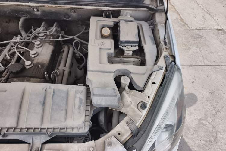 Used BAIC Weiwang M20 2014 1.5L practical type BJ415A Engine Bay Left
