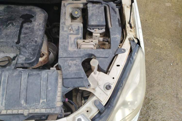 Used BAIC Weiwang M20 2014 1.5L Basic Version DAM15DL Engine Bay Left