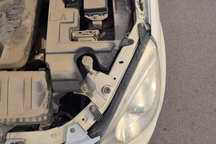 Used BAIC Weiwang M20 2014 1.5L Basic Version DAM15DL Engine Bay Left