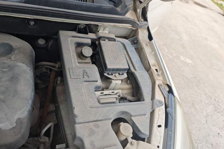 Used BAIC Weiwang M20 2014 1.5L Basic Version BJ415B Engine Bay Left