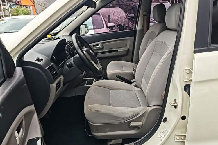 Used BAIC Weiwang M20 2014 1.5L Basic Version DAM15DL Left Front Seat